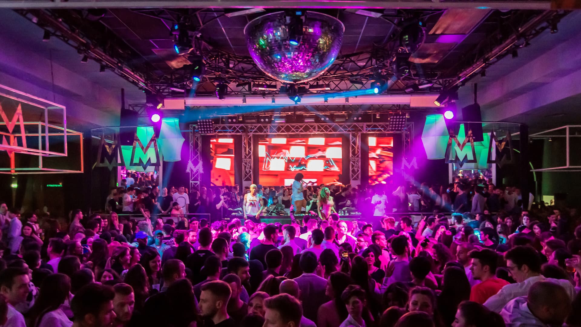 Live Service Sardegna - Palco professionale con luci e attrezzature audio